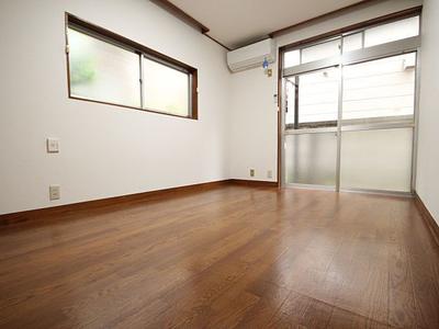 窓が多く縁側付きの明るいお部屋です