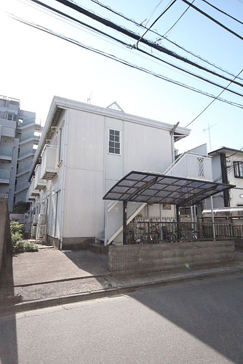 ※上町駅徒歩6分！南向き・角部屋で陽当たり＆風通し良好！！
閑静な住宅街にありながら、スーパー、飲食店などお店も多く便利な立地です♪