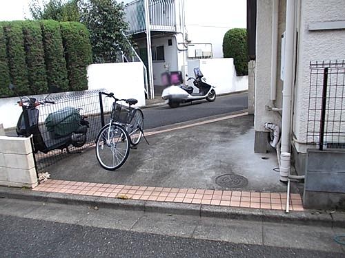 バイク（敷地内に収まるサイズ）※写真のバイクが止まっている部分